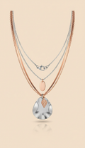 Collares metálicos en capas